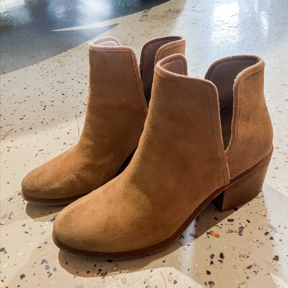 Hinge Tan Ankles Boots